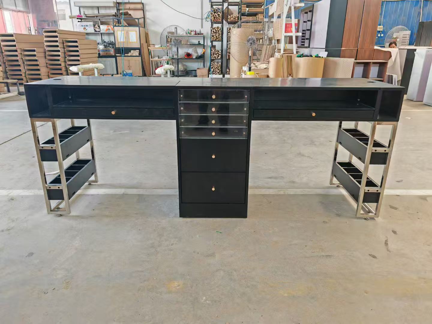 Manicures Desk 19