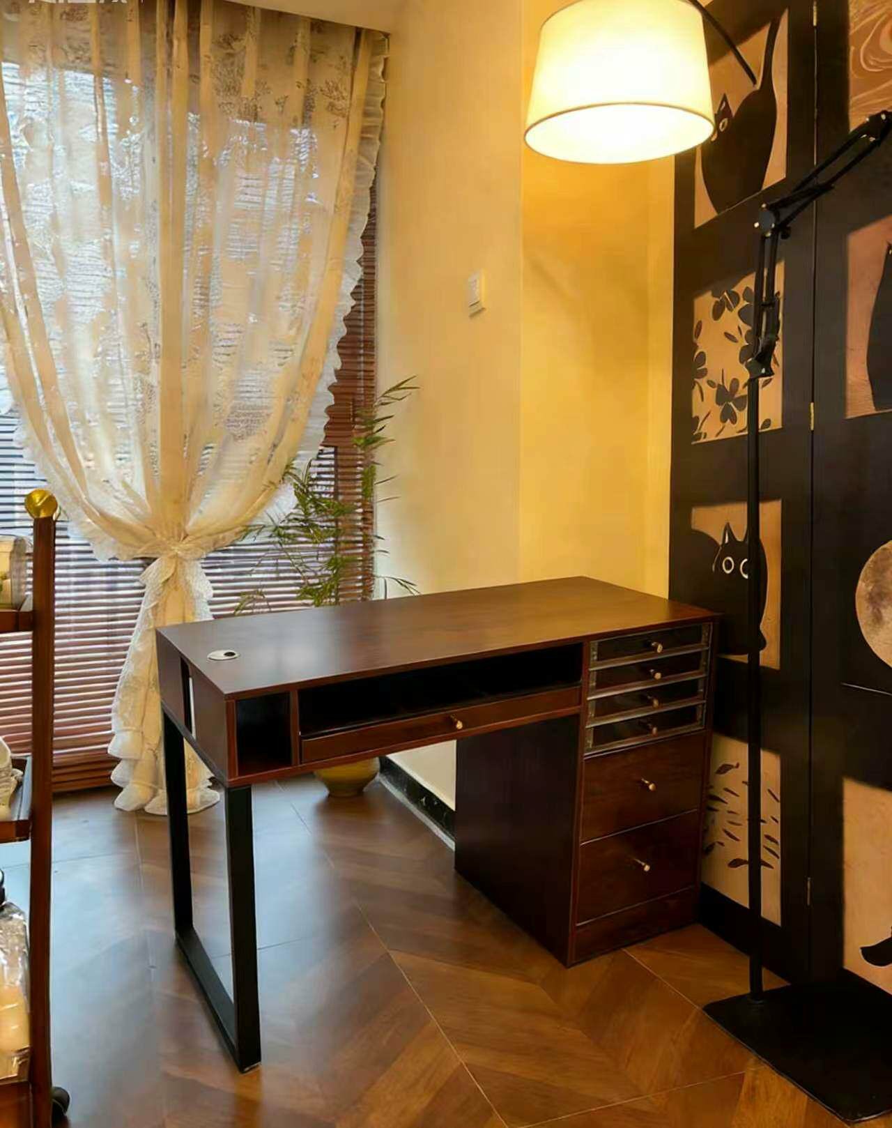Manicures Desk 17